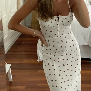 000 - Säljer denna super fina klänning jag köpt på Plick, nyskick och så fin.