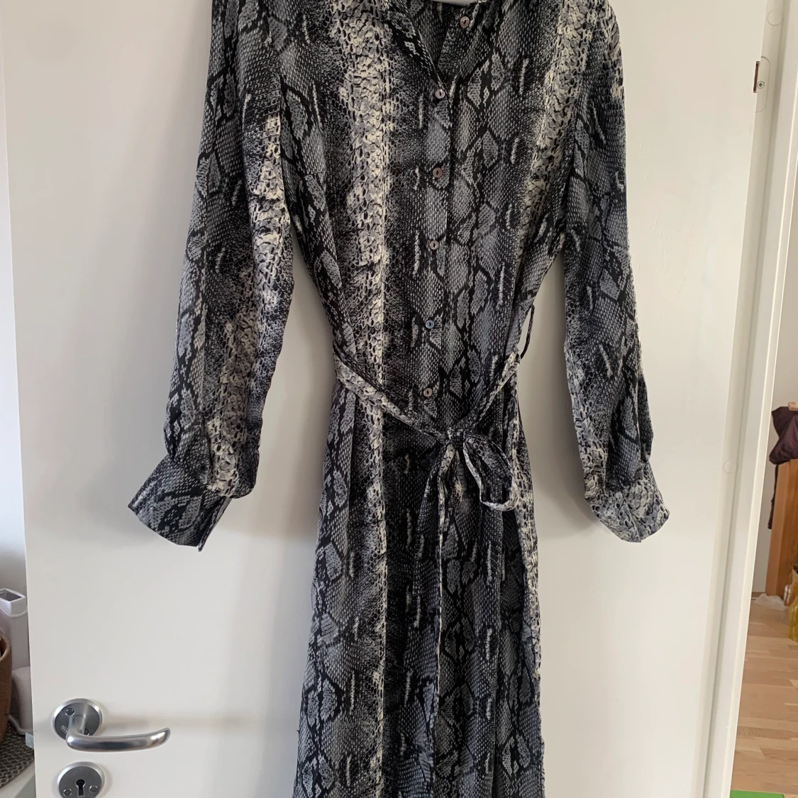 Ormmönstrad klänning