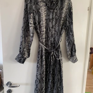 Ormmönstrad klänning - Midiklänning, långärmad med knytband i midjan🐍💚 