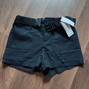 Jag säljer de här fina Cargo shorts.💖💜 De är helt nya, med lappen kvar. De kostade 189 kr och jag har aldrig använt dem. ✨Köparen står för frakt.✨
