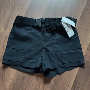 Jag säljer de här fina Cargo shorts.💖💜 De är helt nya, med lappen kvar. De kostade 189 kr och jag har aldrig använt dem. ✨Köparen står för frakt.✨