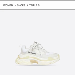 Balenciaga TRIPLE S  - Säljer nu mina BALENCIAGA TRIPLE S sneakers i storlek 36 (passar mig som egentligen har 37/liten 38). Skorna är i bra skick! Skriv privat för fler bilder på skornas skick. 