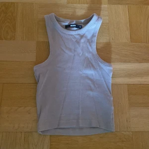 Linne - Jag säljer dettaa jätte fina linne som är i beige färg. Linnet är perfekt till sommaren och är i storlek XS. Jag säljer det för 99 kr plus frakt då de aldrig är använt💗