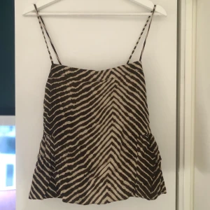 Mango topp - Säljer en skit snygg mango topp som är lite för liten över min byst. Toppen är knappt använd och är som ny.