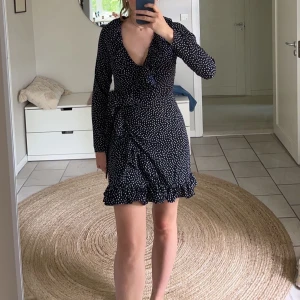 Sommarklänning  - Jättefin sommarklänning från Nakd som tyvärr inte kmr till användning längre. Är rätt urringad så jag brukade ha en säkerhetsnål i (bild 2). Skickar spårbar frakt som kostar 51 kroner. Kan även mötas upp i Bromma/Ekerö.