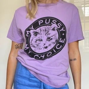 T-shirt från weekday strl S - Lila Pussy power tisha från weekday. Vad mer ska man säga! Storlek S! 