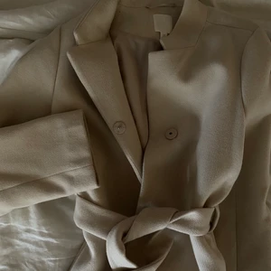 Kappa - Mycket bra skick, använd max 2 ggr, storlek 36, beige med ljusrosa toner. Köpt på h&m.