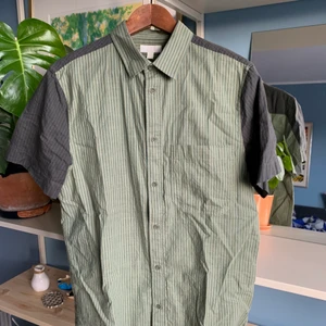 COS-skjorta! 🪐 - Skjorta från COS herravdelning, storlek S.  Använd fåtal gånger, inget att anmärka på  100% bomull 🍃