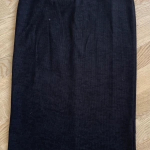 Ribbad kjol - Ribbad kjol från Gina Tricot i något längre modell. Använd 1 gång….så passa på. Hett mode nu i vår/sommar. Komsi komsi…💜🍭💜🍭