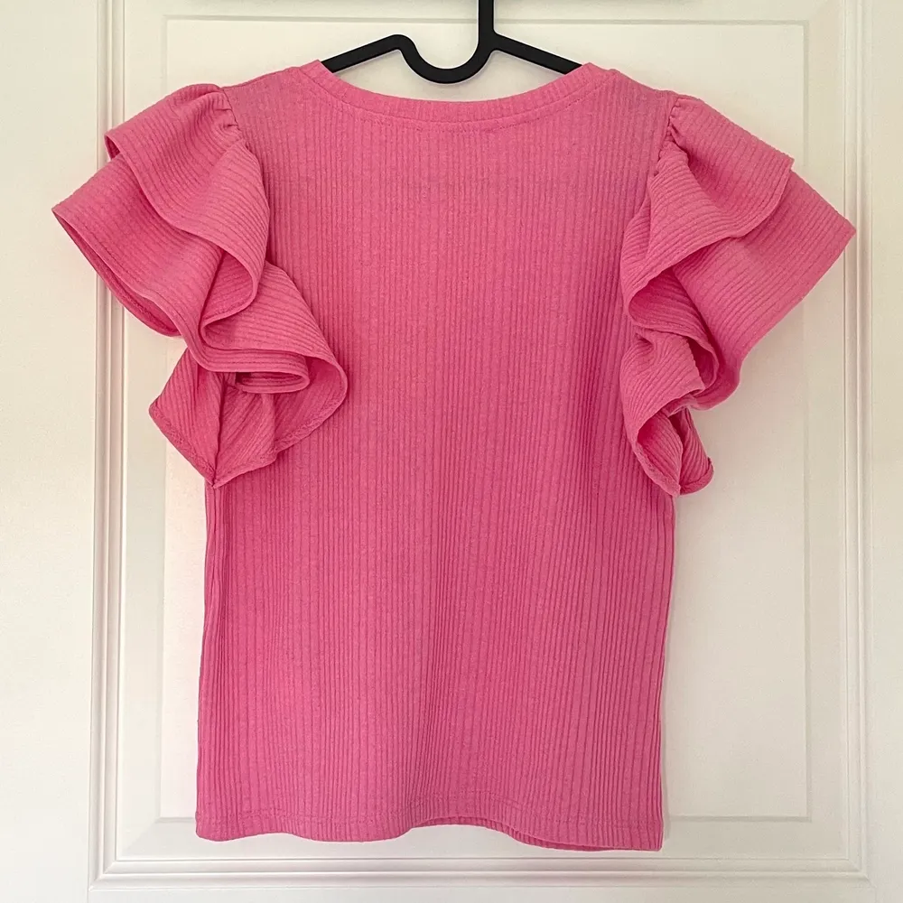 Säljer denna rosa volang tröjan från Zara i stl S, aldrig använd utan enbart testad. Dock har lappen på ena sidan gått upp (se tredje bild) men så var den när jag köpte den💓 150kr+51kr spårbar frakt. Toppar.