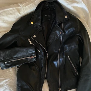 Äkta Läder Jacka - Perfekt skick, använd ett fåtal gånger. Äkta läder! Storlek S/36, skulle säga att den är liten i storleken