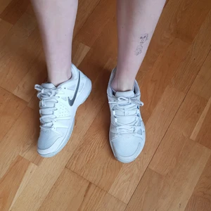 Nike Skor - Snygga Nike gympadojor. Tyvärr lite för små för mig. I fint sick!