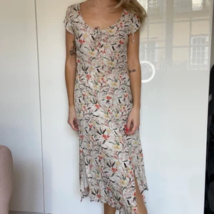 Långklänning från &Other Stories - Den perfekta midsommarklänningen! Hade suttit som en smäck på mig om jag haft lite större bröst hehe. Från &Other Stories. Storlek 36!