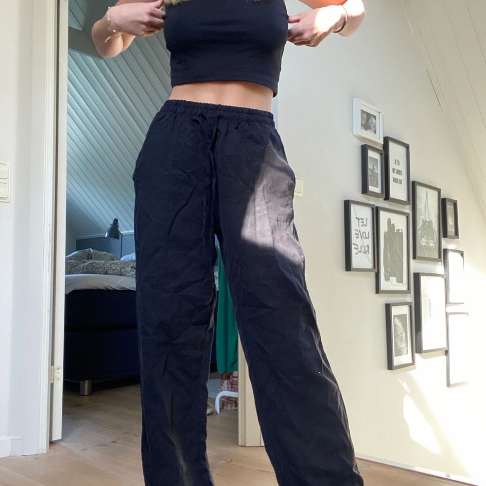 Säljer dessa nya helt oanvända linnebyxor ifrån zara i storlek XS😍säljer pga av att de är något för långa på mig som är ca 166 cm lång! . Jeans & Byxor.