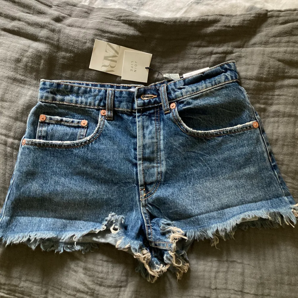 Helt oanvända jeans shorts från Zara med prislapp kvar, helt slutsålda 💗säljer dom pga dom är lite stora för mig. Storlek 36. Köp direkt för 200kr💗Köparen står för frakt🤍. Shorts.