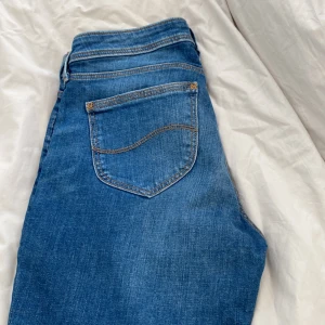 Lee Emlyn W28 L 33 - Som nya. Fel storlek för mig. 