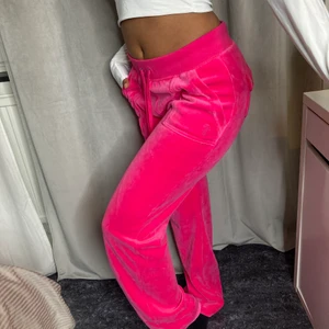 Nya Juciy Couture strl S - Helt nya och oanvända Juciy Couture byxor i hotpink. Prislappen finns kvar. Spårbar frakt som köparen står för.💖
