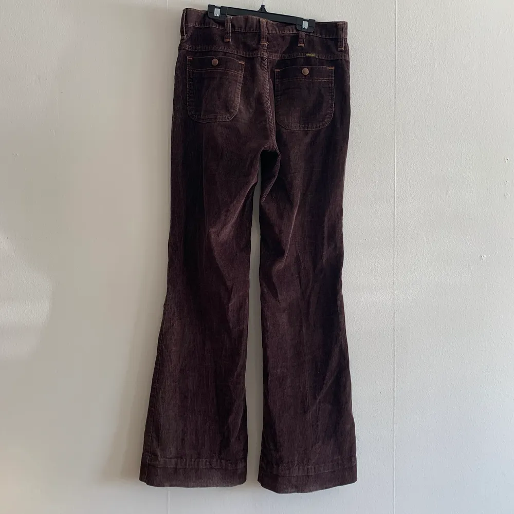 Utsvängda bruna manchester byxor från wrangler. Använda många gånger m n fortfrande bra skick. Sköna!!. Jeans & Byxor.
