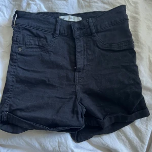 Svarta shorts  - Säljer dessa för de har blvit för små och kommer inte till användning, det är ett par vanliga svarta shorts med mycket stretch i , väldigt sköna, de är från Gina och är i stlk xs men skulle säga att de passar från xss-s 