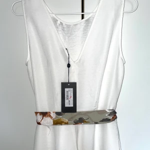 Vit STOCKH LM jumpsuit  - Vit STOCKH LM jumpsuit 🤍 Aldrig använt🤍 Passar till studenten 🤍  Köpt för 699kr säljer för 300kr 🤍