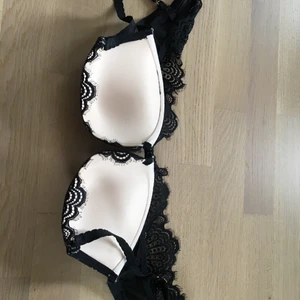 Extra super push up bh - Bh med mycket vaddering, extra super push-up. Svart spets. Helt oanvänd.