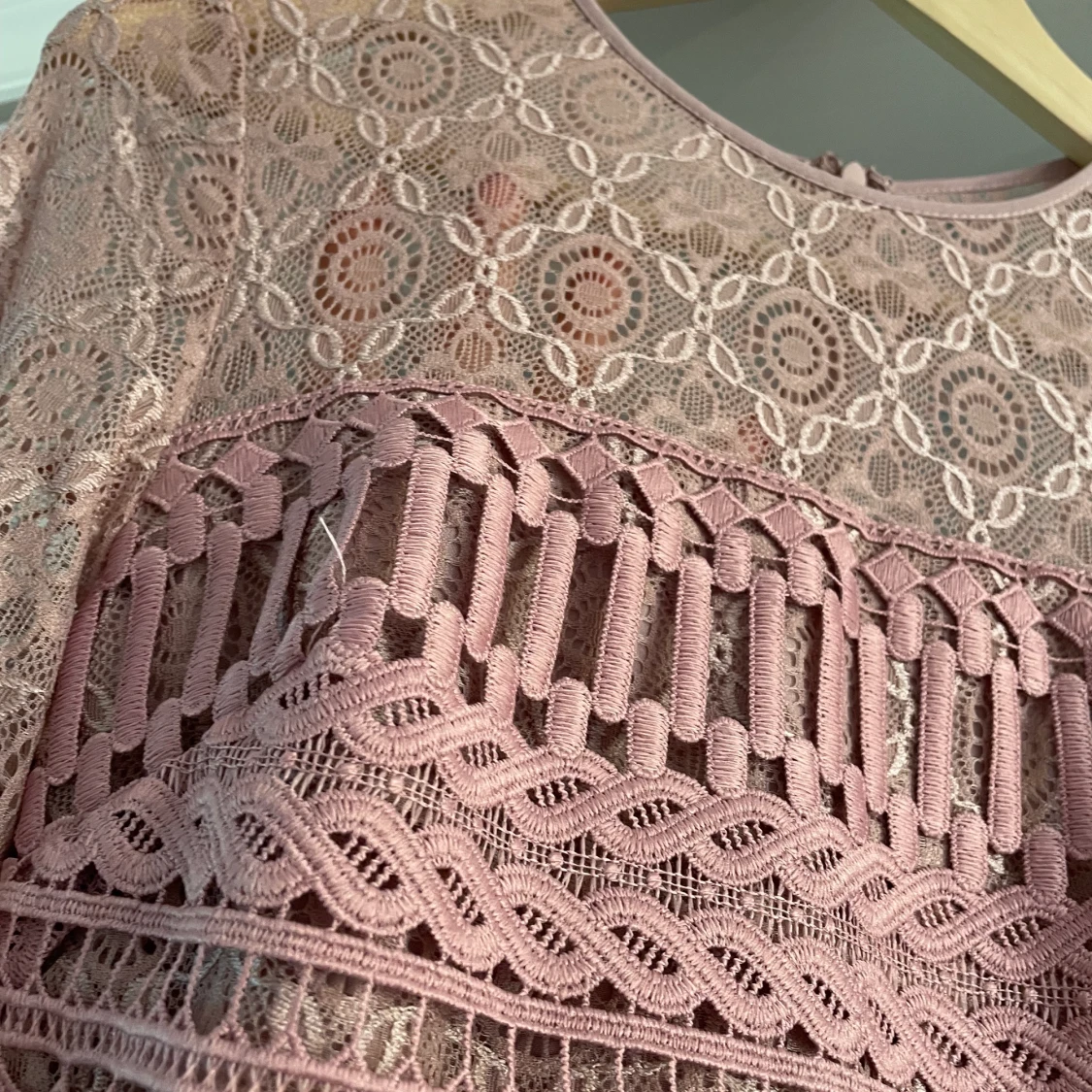 Helt ny spetsklänning i gammelrosa - 91
