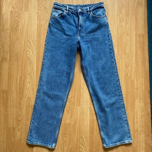 27 - Blåa highwaist jeans från Monki! Helt nya och oanvända, ganska stretchiga. Storlek 27 ✨