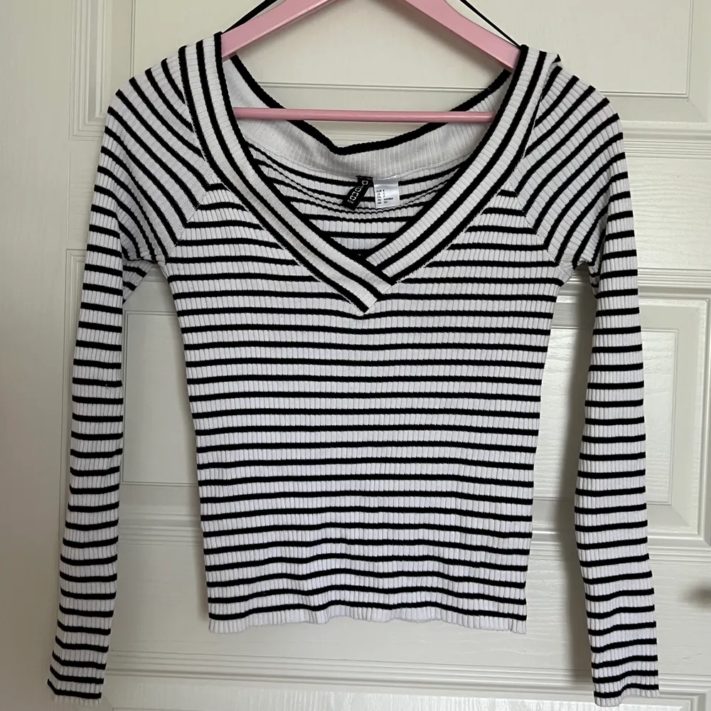 Black and white striped long sleeve sweater that I bought a long time ago. I’ve only used it a couple of times but it’s still in a great condition.✨. Tröjor & Koftor.