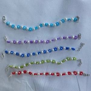Armband - Somriga och fina armband. Gör i nästan alla färger så är det ingen färg på bilden du vill ha så kan jag fixa ett i en annan färg. Kan även göra halsband! 49kr styck +frakt 🦋