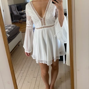 Vit klänning storlek 36 - Jättefin vit klänning, perfekt till student eller skolavslutning!! Från showpow i storlek 36 / S och endast provad med prislappen kvar. Armarna går även att dra ihop längst ner :) Frakt ingår och finns i Sundsvall