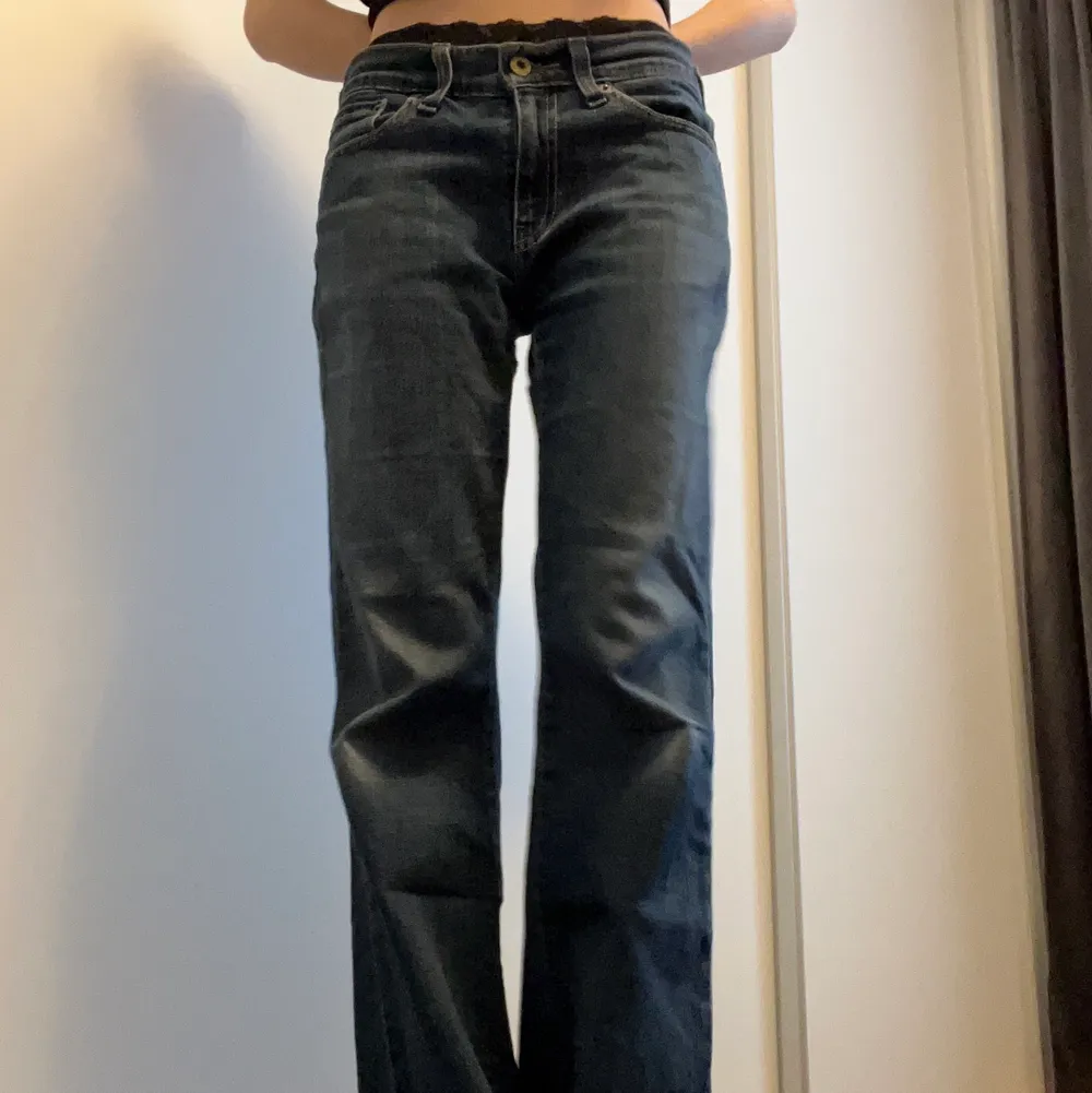 Trendiga mörkblåa levis jeans😍 De är lågmidjade och passar bra på mig som är ca.150/160 cm lång! Kontakta gärna angående pris eller andra frågor! . Jeans & Byxor.