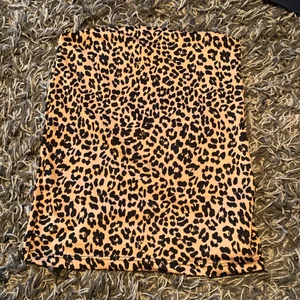 Leopardmönstrad topp utan armar strl. Xs - Fint linne utan armar i leopardtryck. Fint linne som knappt är använt, bra skick. Passar även S !