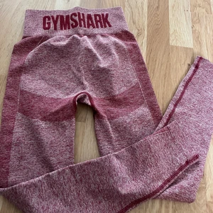 gymshark träningstights  - seamless , pink 💓💓  Säljer pågrund av att jag har fler än va ja behöver 😅  Nypris 549:- Köparen står för frakt🤍
