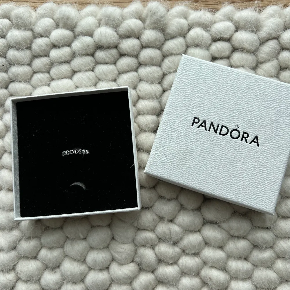 En jättesöt ring från Pandora. Helt ny, aldrig använd. Storlek 48, vilket innebär att omkretsen på ditt finger bör vara 48 mm. Accessoarer.