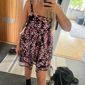 Paljettklänning - Säljer denna oanvända super fina klänningen med blommor i paljetter. En favorit som tyvärr inte kommit till användning och letar efter ny bärare 🙌🏼💕