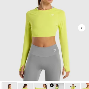 Gymshark träningstopp - Grön cropad topp (de står yellow, men ja ser den som mer grön) lite neon Säljer pågrund av aldrig använd.  Nypris 249:- Köparen står för frakt 🤍