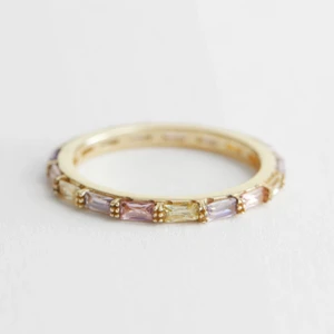 Ring från Stories - Supersöt ring från &other stories. Använd fåtal gånger, den är som ny. Slutsåld och finns inte längre att köpa. Storlek S som jag skulle säga motsvarar ringstorlek 52 