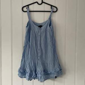 Säljer en jättesöt klänning / tunika i strl S. Fin blå färg. Använd några få gånger så i mycket fint skick. Lite skrynklig 😁 men det är en fin liten ”spetskant” nedtill.