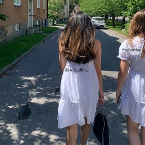 Klänning  - Säljer denna superfina klänning som ja hade när ja konfirmerade mig förra året. Endast använd 2ggr och är i superfint skick. Den passar perfekt t konfirmation, skolavslutningen elr bara t sommaren. Nypris tror jag va 699-750kr. Den är i stl 34. Budgivning