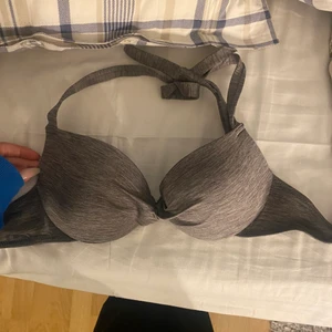 Bikiniöverdel  - Säljer denna jätte fina bikiniöverdel som är en ungefär m/s, lite svårt å säga bh storlek men är förstor för mig som brukar ha 75a/b. Jätte fint skick aldrig använd, kan frakta🥰