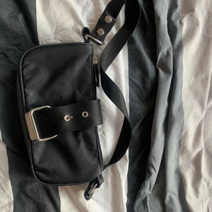 Svart Axelremsväska - Säljer denna svarta axelrems väska för 30kr 