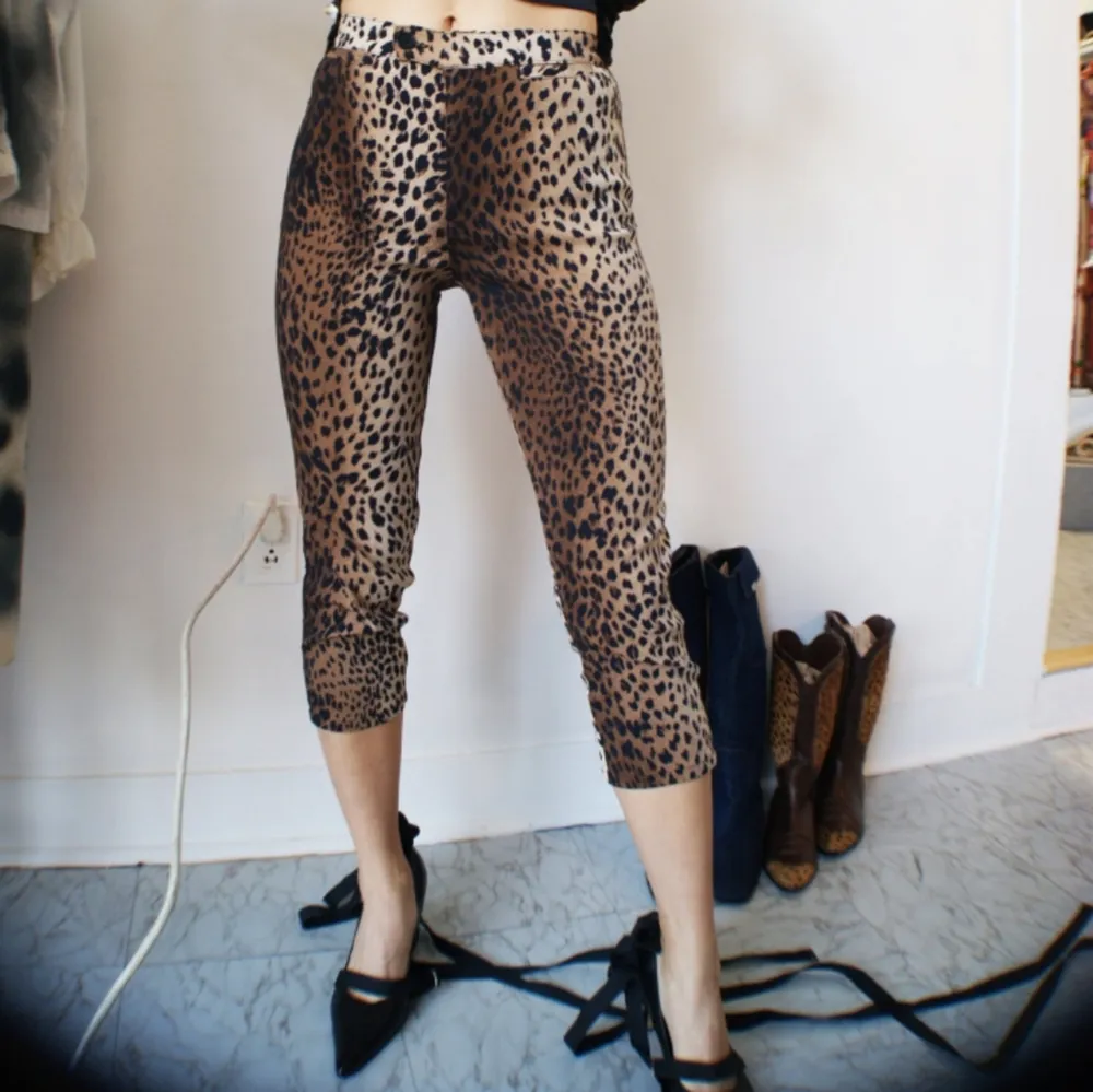 Vintage croppade moschino jeans 🐆 strl 38. Passar 36-38 beroende på hur tight du vill att de ska sitta. Tunt, (inte genomskinligt) stretchigt material. Slits i sidorna. . Jeans & Byxor.