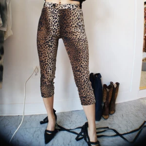 Vintage moschino jeans  - Vintage croppade moschino jeans 🐆 strl 38. Passar 36-38 beroende på hur tight du vill att de ska sitta. Tunt, (inte genomskinligt) stretchigt material. Slits i sidorna. 