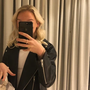 OVERSIZED SKINNJACKA - Säljer min fina oversized skinnjacka från hm. Jackan är i storlek xs och idag helt slutsåld 🥹 Säljes pga tyvärr lite kort i ärmarna på mig