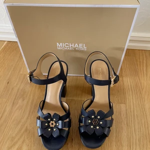Michael Kors - Ett par högklackade skor ifrån Michael Kors. Använda ett par gånger. Gått med dem på grus, därav undersidan. Köparen står för frakten. Samfrakta gärna 😊