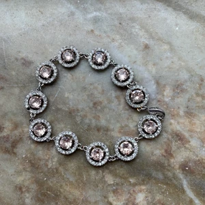 Lily and rose -  armband från Lily and rosé som jag säljer då jag ej använder silversmycken Saknas en Sten i armbandet🥰 nypris:999kr säljer för:200kr.   Frakten går på 13kr