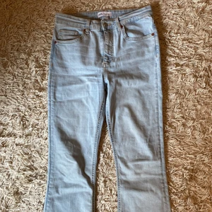 Jeans - Säljer dessa 3 jeans tillsammans. 1 par är från Zara och är storlek 40 då modellen är lite mindre, passar 36-38. Resterande jeans är från Ginatricot och är storlek 36 och 38. 