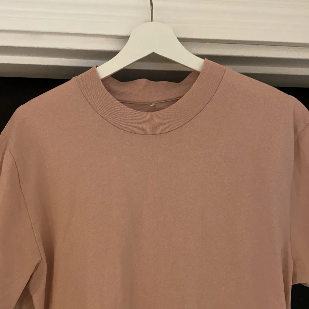 En ljusrosa t-shirt av märket Ljung i storlek M, i mycket fint skick.. T-shirts.
