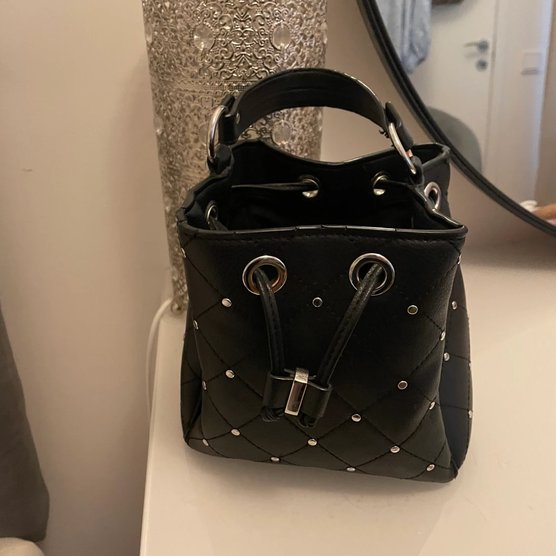 Väska med nitar - 90