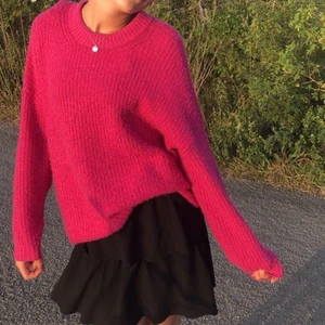 Rosa stickad tröja  - Stark rosa stickad tröja. Så mjuk och mysig! Köpt i USA på american eagle, väldigt lite använd. Skriv för fler bilder! ☺️